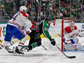 Joel Edmundson (44 ans) des Canadiens vérifie Tyler Seguin (91 ans) des Stars de Dallas alors que le gardien Jake Allen défend le filet au cours de la deuxième période au American Airlines Center le vendredi 23 décembre 2022 à Dallas.