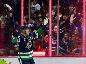 Bo Horvat (53 ans) célèbre son but contre les Sharks en première période au Rogers Arena.