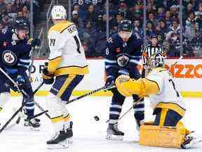 L'ailier droit des Jets de Winnipeg Blake Wheeler (26 ans) réagit à un tir sur le gardien de but des Predators de Nashville Juuse Saros (74 ans) en deuxième période au Canada Life Centre à Winnipeg le jeudi 15 décembre 2022.