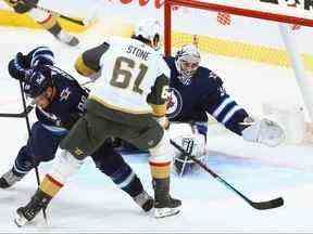 L'attaquant des Golden Knights de Vegas Mark Stone (61 ans) a déjoué le gardien des Jets de Winnipeg Connor Hellebuyck au Canada Life Centre mardi.