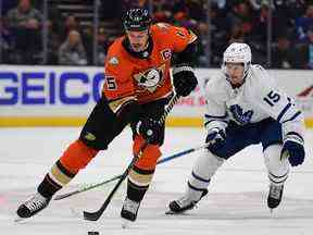 Le centre des Ducks d'Anaheim Ryan Getzlaf déplace la rondelle devant le centre des Maple Leafs de Toronto Alexander Kerfoot lors de la première période au Honda Center.