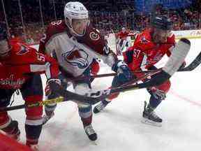 Matt Irwin (52 ans) et Trevor van Riemsdyk (57 ans) des Capitals de Washington s'attaquent à Dryden Hunt (22 ans) de l'Avalanche du Colorado le 19 novembre 2022. Les Leafs seront la troisième équipe de Hunt dans la LNH en 2022-2023.