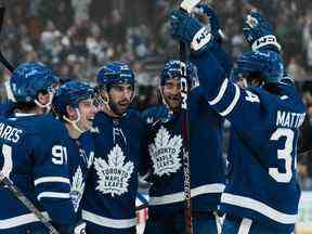 Mitchell Marner des Maple Leafs (deuxième à partir de la gauche) célèbre avec ses coéquipiers après avoir marqué contre les Kings de Los Angeles lors de la deuxième période au Scotiabank Arena de Toronto le jeudi 8 décembre 2022.