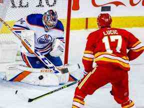 Le gardien de but des Oilers d'Edmonton Stuart Skinner avec une sauvegarde sur Milan Lucic des Flames de Calgary lors du hockey de la LNH au Scotiabank Saddledome de Calgary le mardi 27 décembre 2022. AL CHAREST/POSTMEDIA