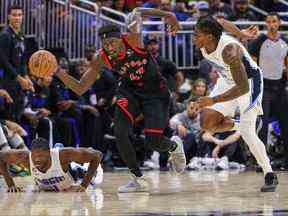 L'attaquant des Raptors Pascal Siakam (43 ans) amène le ballon sur le terrain contre l'amiral Schofield d'Orlando Magic vendredi soir.