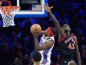 L'attaquant des 76ers de Philadelphie Danuel House Jr. affronte l'attaquant des Raptors de Toronto Pascal Siakam.