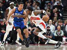 OG Anunoby des Raptors (à droite) dribble le ballon devant Caleb Houstan d'Orlando Magic au cours de la première mi-temps à la Scotiabank Arena le samedi 3 décembre 2022.