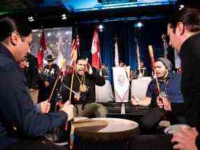 Des tambours autochtones interprètent une chanson lors du début officiel de l'Assemblée spéciale des chefs de l'Assemblée des Premières Nations à Ottawa, le mardi 6 décembre 2022. Les chefs des Premières Nations de l'Alberta et de la Saskatchewan demandent à leurs provinces de rejeter une législation qu'ils jugent intrinsèquement antidémocratique , inconstitutionnelle et portera atteinte aux droits autochtones.