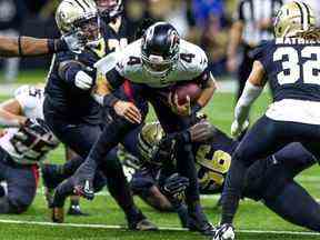 Le quart-arrière des Falcons d'Atlanta Desmond Ridder se précipite contre la sécurité des Saints de la Nouvelle-Orléans Tyrann Mathieu au cours de la seconde mi-temps au Caesars Superdome.