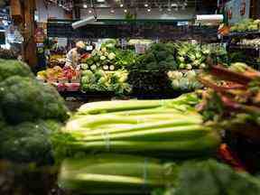 Une femme achète des produits au marché de Granville Island à Vancouver, le mercredi 20 juillet 2022.