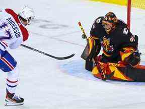 Le gardien des Flames de Calgary, Jacob Markstrom, arrête un tir de l'attaquant des Canadiens de Montréal Josh Anderson au Scotiabank Saddledome de Calgary, le jeudi 1er décembre 2022.