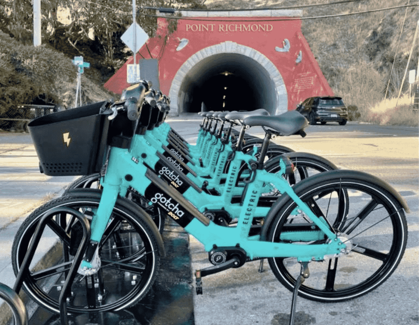 vélos électriques de couleur sarcelle alignés à richmond, ca