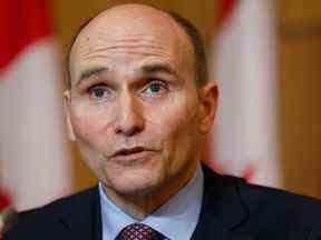 Le ministre de la Santé Jean-Yves Duclos assiste à une conférence de presse, alors que les efforts se poursuivent pour ralentir la propagation de la COVID-19 à Ottawa, le 15 février 2022.