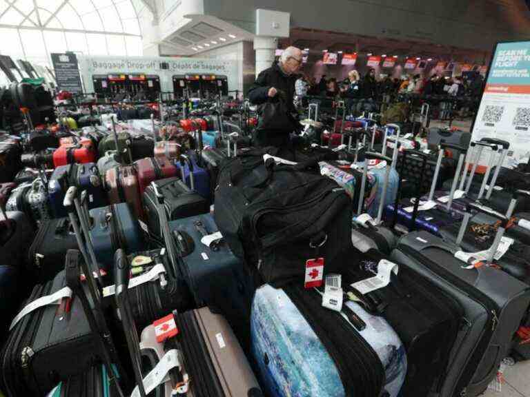 Les passagers des Fêtes arrivent sans bagages alors que les bagages de l’aéroport Pearson de Toronto s’accumulent