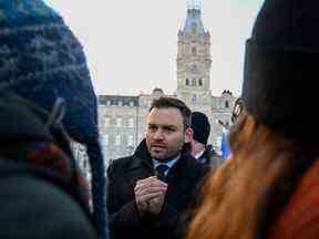 Le chef du Parti québécois, Paul St-Pierre Plamondon, a essuyé une larme après que lui et ses collègues députés du PQ se soient vu refuser l'entrée à l'Assemblée nationale en raison de leur refus de prêter serment au roi d'Angleterre.