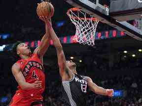 L'attaquant des Sacramento Kings Keegan Murray (13) se dirige vers le panier alors que l'attaquant des Raptors de Toronto Scottie Barnes (4) tente de bloquer le tir mercredi soir.