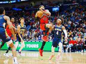 Gary Trent Jr. des Raptors tire le ballon contre les pélicans de la Nouvelle-Orléans Devonte' Graham lors du premier quart-temps au Smoothie King Center le mercredi 30 novembre 2022.