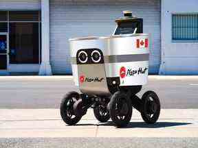 Un robot autonome livrant une pizza de Pizza Hut est montré à Vancouver sur cette photo non datée.