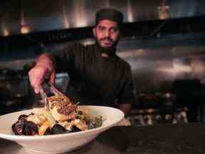 Le chef de Chatterpaul prépare un plat.  PHOTO FOURNIE.