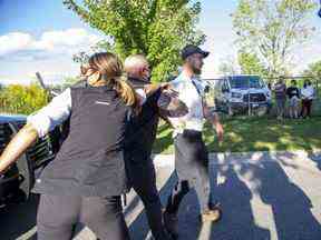 La gendarmerie retire Shane Marshall après que des pierres ont été lancées sur le chef libéral Justin Trudeau lors d'un arrêt de campagne le 6 septembre 2021.  Un avocat de Marshall, qui a été accusé d'agression armée, a assigné le Premier ministre à témoigner lors du procès de Marshall en mars.  (dossiers de presse gratuits)