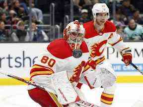 Le gardien des Flames de Calgary, Dan Vladar, garde un œil sur la rondelle lors d'un match contre le Kraken de Seattle, mercredi.