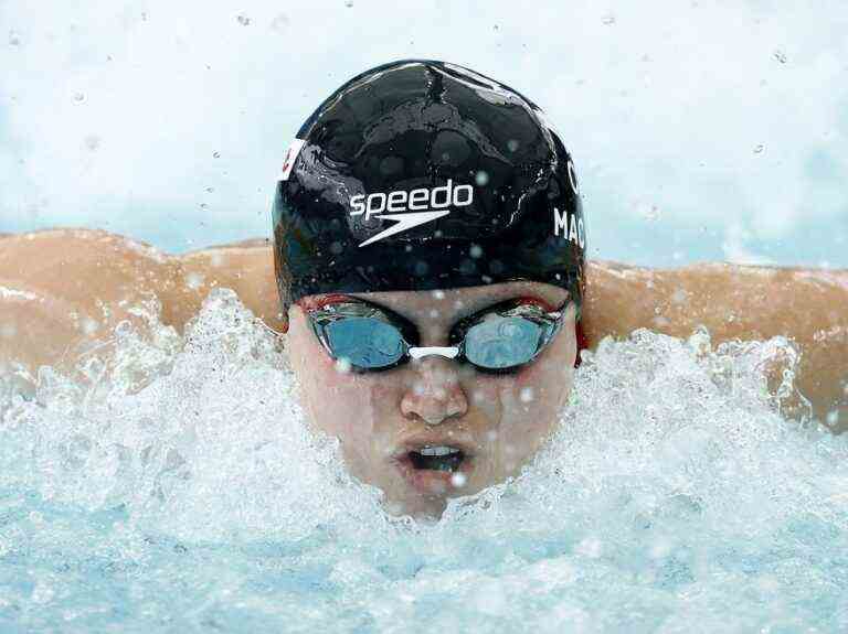 Maggie MacNeil bat le record du monde du 50 m dos en petit bassin