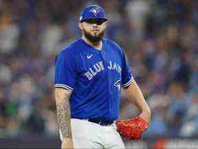 Le lanceur partant des Blue Jays de Toronto, Alek Manoah, se dirige vers la pirogue après avoir été tiré en sixième manche contre les Mariners de Seattle lors du premier match de la série Wild Card pour les séries éliminatoires de la MLB 2022 au Rogers Centre.