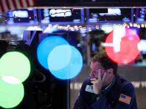 Un trader travaille sur le parquet de la Bourse de New York