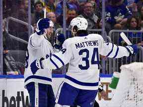 L'ailier gauche des Maple Leafs de Toronto Michael Bunting célèbre avec le centre Auston Matthews après avoir marqué un but contre les Blues de St. Louis au cours de la première période à l'Enterprise Center.