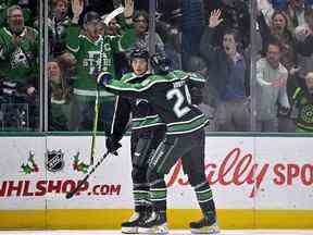 L'ailier gauche des Dallas Stars Jason Robertson (21 ans) et le centre Roope Hintz célèbrent un but.