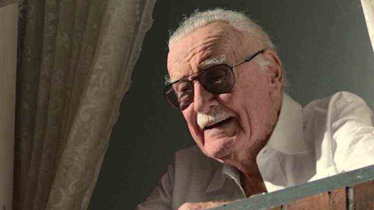 Marvel Legends rend hommage à Stan Lee pour son 100e anniversaire alors que Disney + taquine un documentaire de 2023 en route
