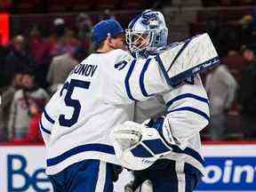 Les Maple Leafs se retrouvent en territoire inconnu en ce qui concerne leur gardien de but avec Matt Murray (à droite) et Ilya Samsonov en bonne santé et performants.