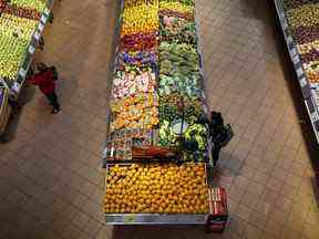 Des acheteurs parcourent des produits dans une épicerie Loblaws à Toronto.