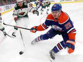 Mattias Janmark (26 ans) des Oilers d'Edmonton affronte Jonas Brodin (25 ans) du Minnesota Wild lors de la première période de la LNH à Edmonton le 9 décembre 2022.