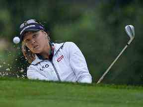 Brooke M. Henderson, de l'Ontario, sort d'un bunker du côté vert au premier trou lors de la ronde finale du tournoi de golf Dana Classic LPGA le dimanche 4 septembre 2022, au Highland Meadows Golf Club à Sylvania, Ohio.