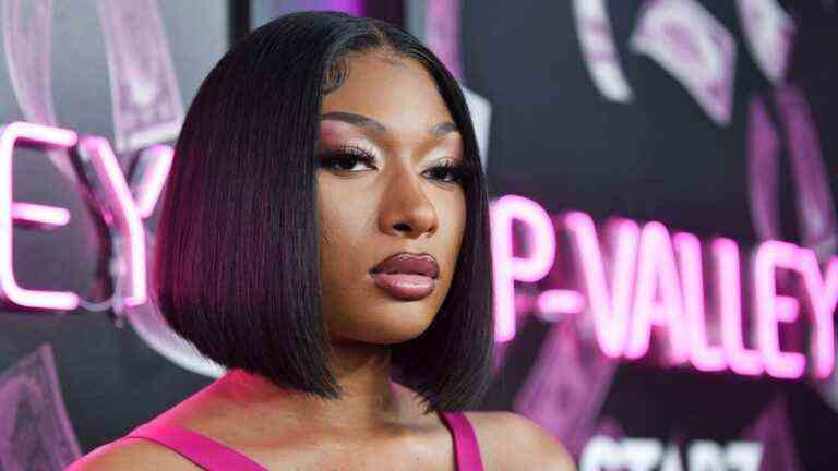 Megan Thee Stallion livre un témoignage en larmes lors du deuxième jour du procès de Tory Lanez: "J'aurais aimé qu'il me tire dessus et me tue"
