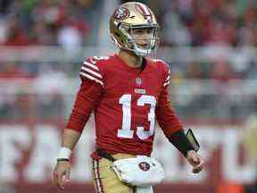 Brock Purdy des 49ers de San Francisco regarde pendant le troisième quart-temps contre les Buccaneers de Tampa Bay au Levi's Stadium le 11 décembre 2022 à Santa Clara, en Californie.