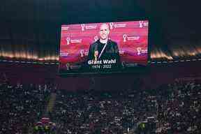 Un écran géant affiche une photo du journaliste américain Grant Wahl au stade Al-Bayt à Al Khor, au nord de Doha, le 10 décembre 2022.