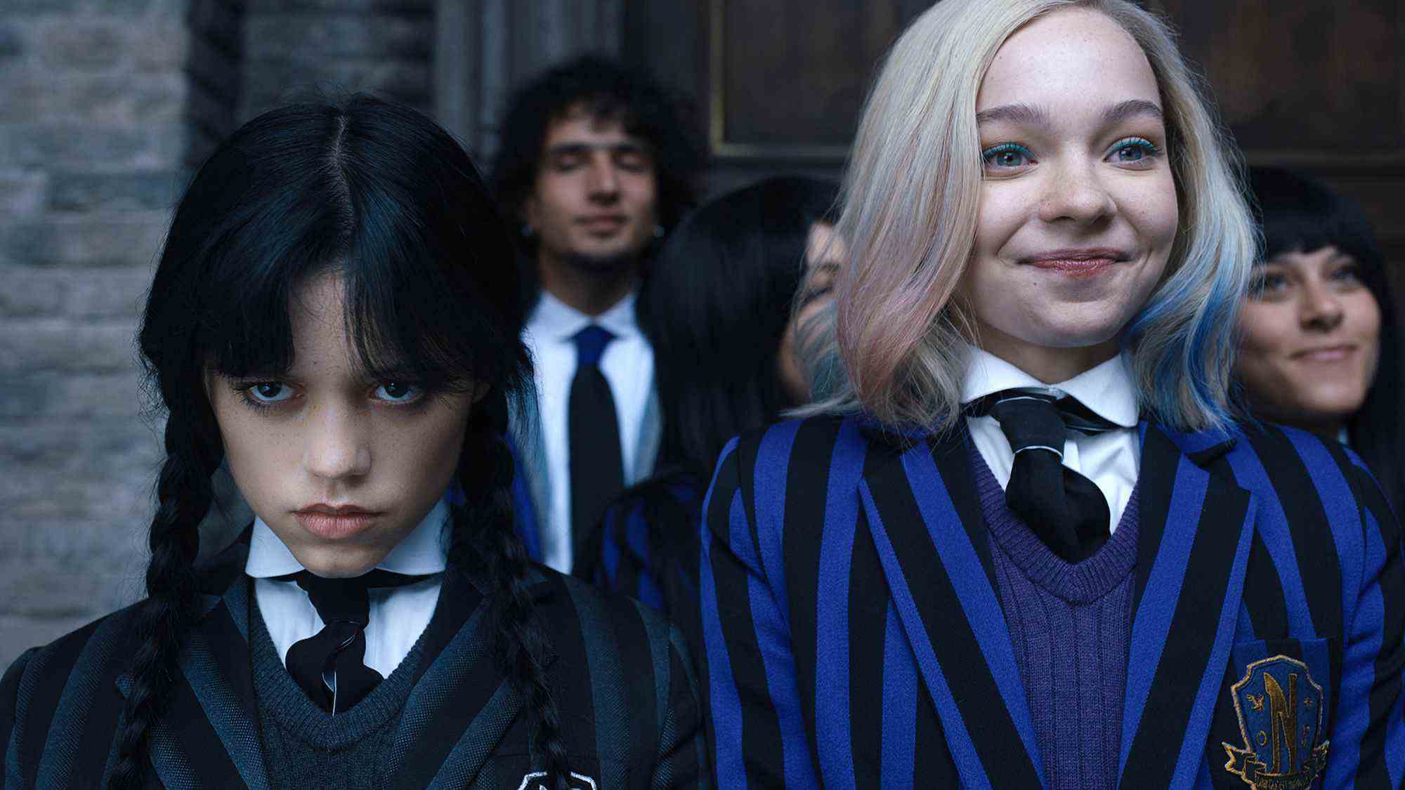 (De gauche à droite) Jenna Ortega comme mercredi Addams, Emma Myers comme Enid Sinclair dans l'épisode 102 de mercredi.