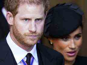 Le prince Harry, duc de Sussex et Meghan, duchesse de Sussex, partent après un service pour la réception du cercueil de la reine Elizabeth II au Westminster Hall, au palais de Westminster à Londres le 14 septembre 2022.