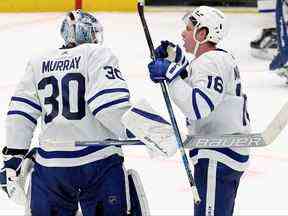 Matt Murray des Maple Leafs de Toronto célèbre avec Mitchell Marner à Dallas hier soir.