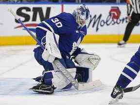 Le gardien de but des Maple Leafs de Toronto, Matt Murray, fait un arrêt contre les Flames de Calgary au cours de la deuxième période à la Scotiabank Arena.