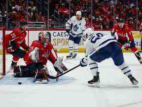 Le gardien des Capitals de Washington Charlie Lindgren effectue un arrêt sur Michael Bunting des Maple Leafs de Toronto au cours de la troisième période au Capital One Arena le samedi 17 décembre.