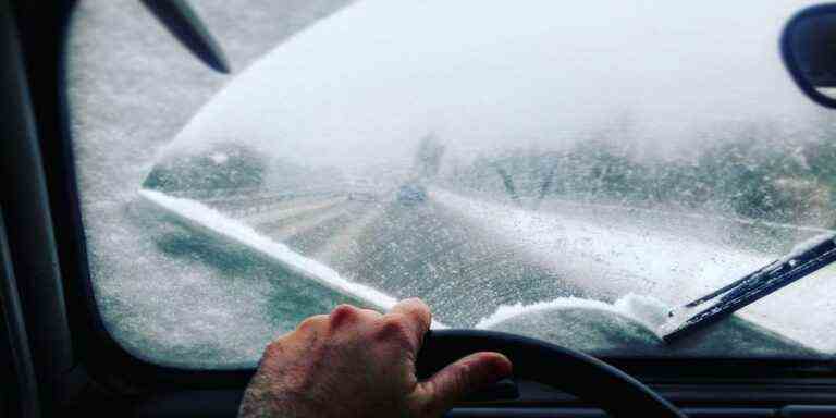 Ne partez pas avec de la neige et de la glace sur la voiture