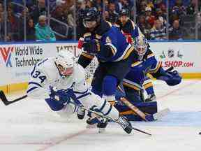 Nick Leddy des Blues de St. Louis fait tomber Auston Matthews des Maple Leafs de la rondelle au cours de la deuxième période au Enterprise Center le 27 décembre 2022 à St Louis, Missouri.