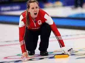 Rachel Homan d'Équipe Canada affronte l'équipe d'Australie lors du tournoi à la ronde de curling en double mixte le Jour 2 des Jeux olympiques d'hiver de Pékin 2022 au Centre national aquatique le 06 février 2022 à Pékin, en Chine.