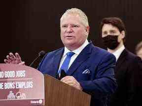 Le premier ministre de l'Ontario, Doug Ford, prend la parole au Stellantis Automotive Research and Development Centre à Windsor, en Ontario.