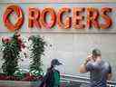 Piétons passant devant le surnom de Rogers Communications Inc.