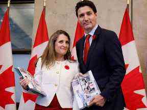 La vice-première ministre et ministre des Finances du Canada Chrystia Freeland et le premier ministre Justin Trudeau s'arrêtent pour une photo avant de présenter l'énoncé économique de l'automne à Ottawa le 3 novembre.