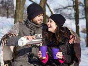 Boisson chaude couple romantique de thermos